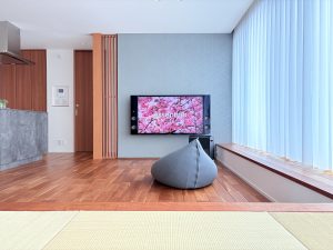 チェリー無垢床の小上がり和室のあるリビング