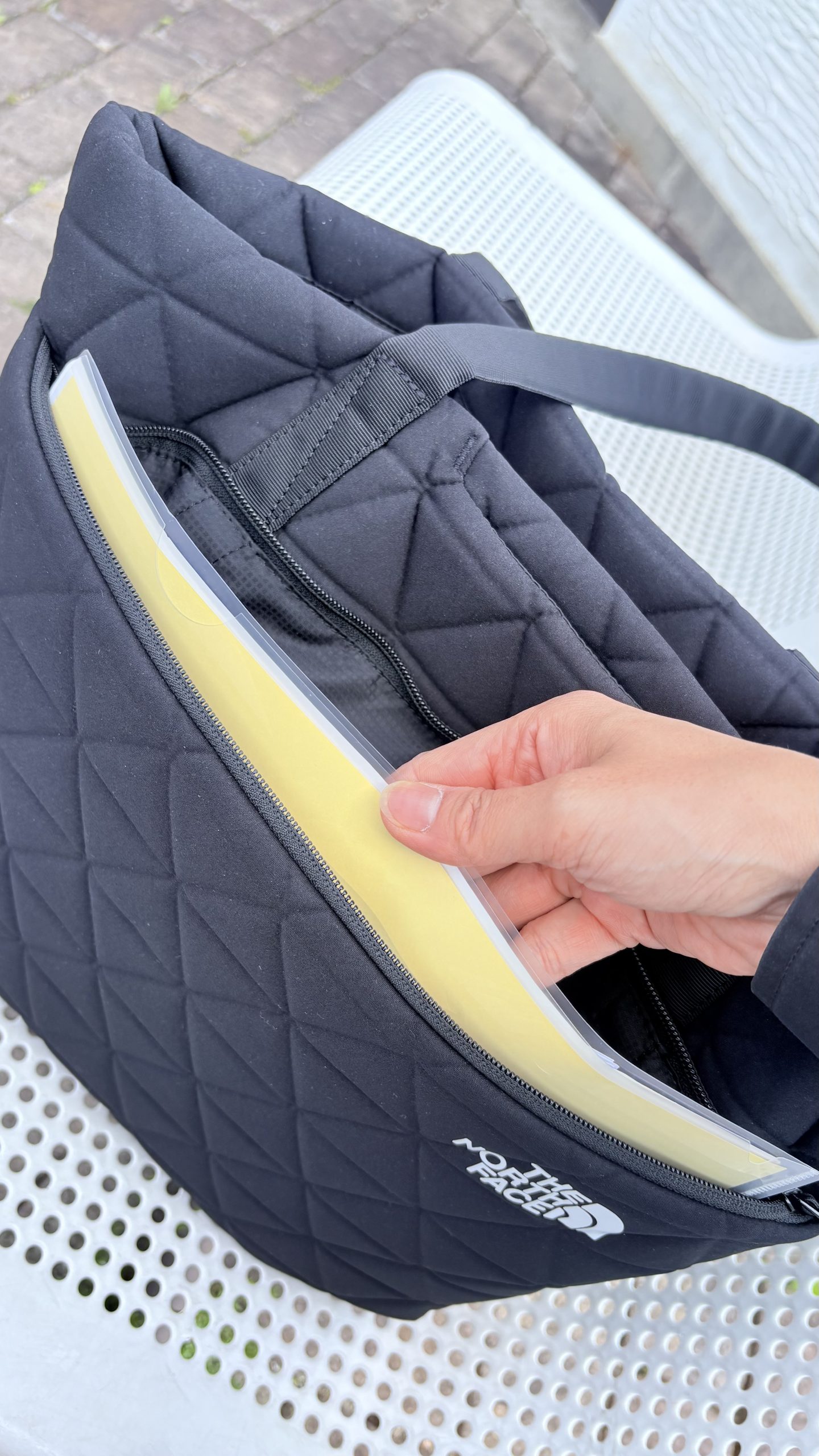 ジオフェイストートの前面ファスナー付きポケットにA4ファイルを入れたところ