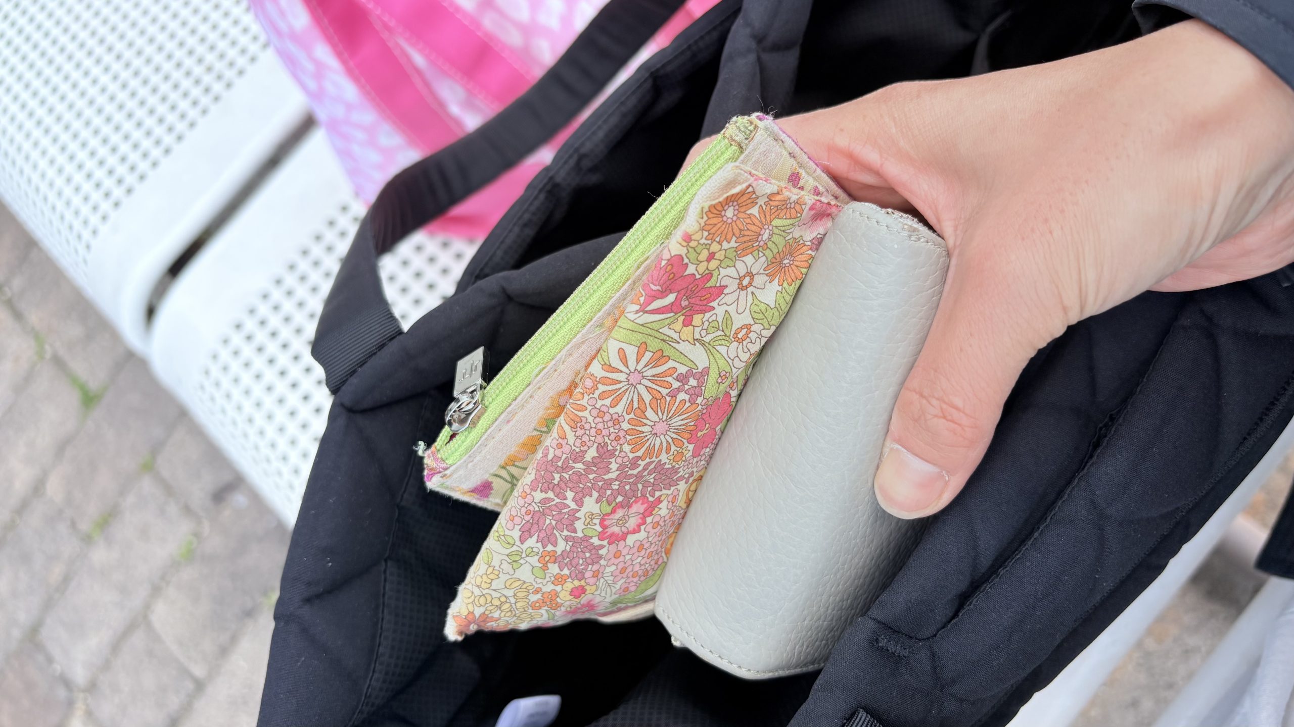 ジオフェイストートの内側ポケットにに財布、ポーチ、ティッシュを入れたところ