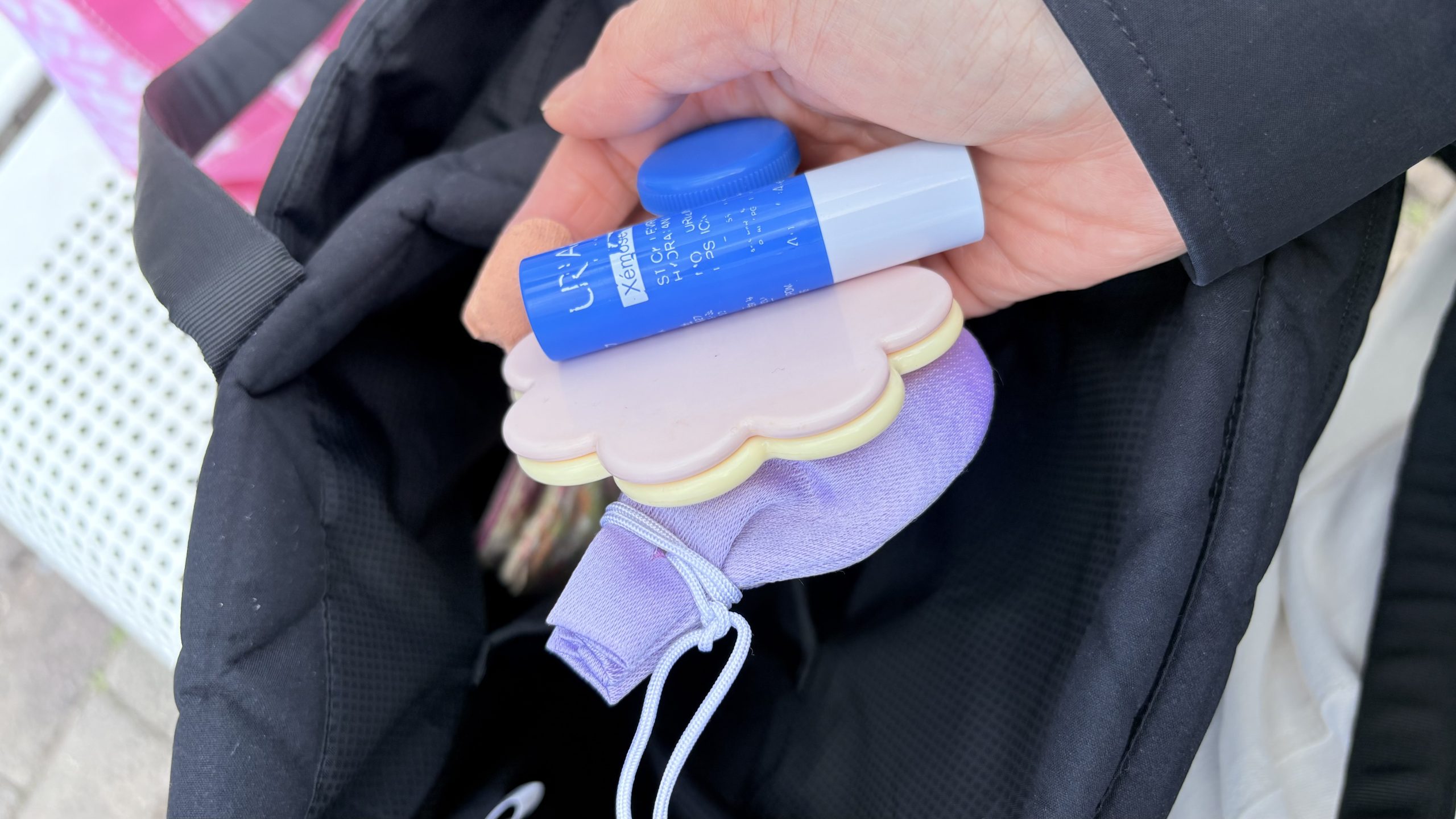 ジオフェイストートの内側小さめポケットにはリップや鏡などの小物を入れたところ