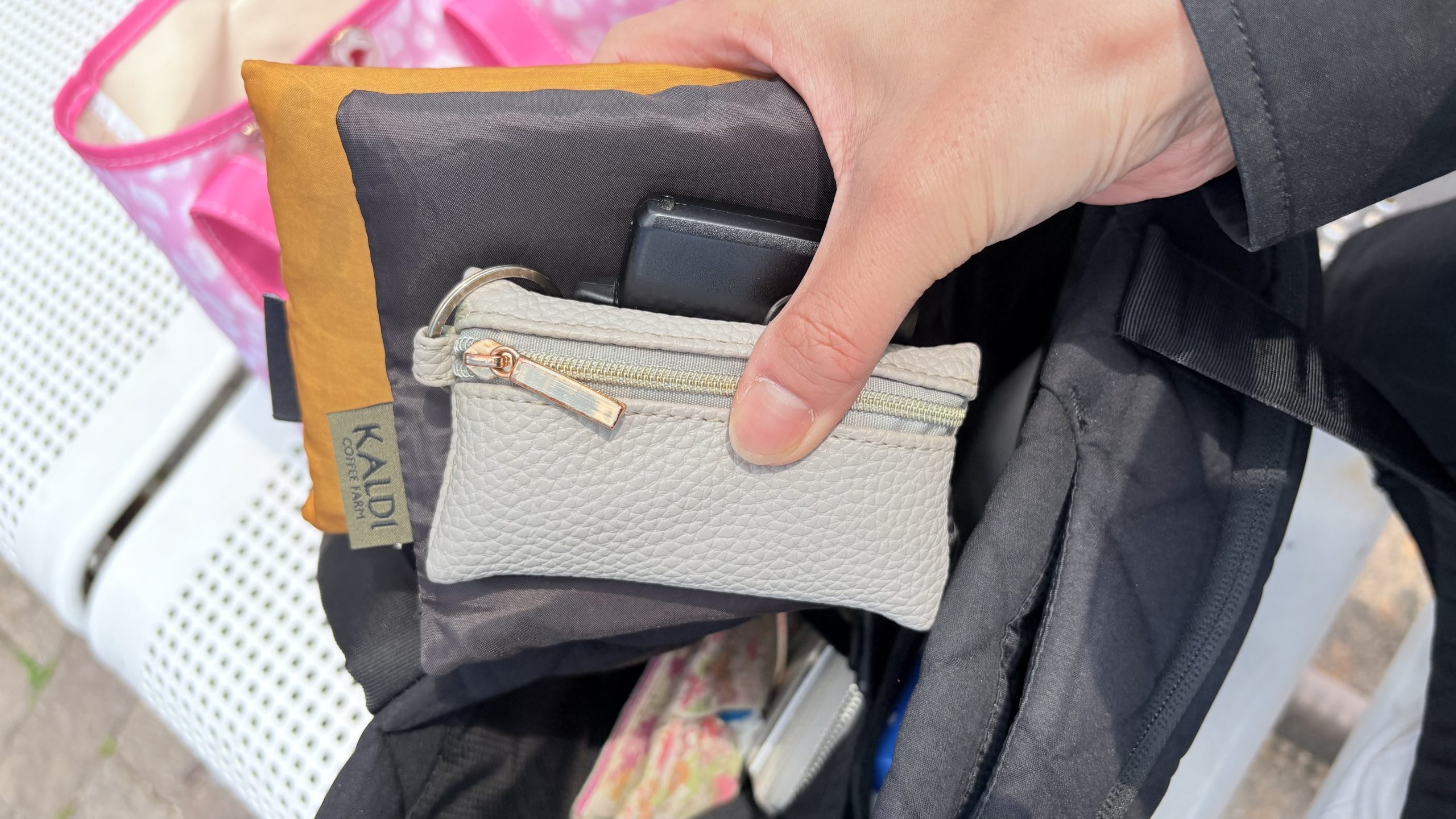 ジオフェイストートの中身。鍵、エコバッグを入れたところ