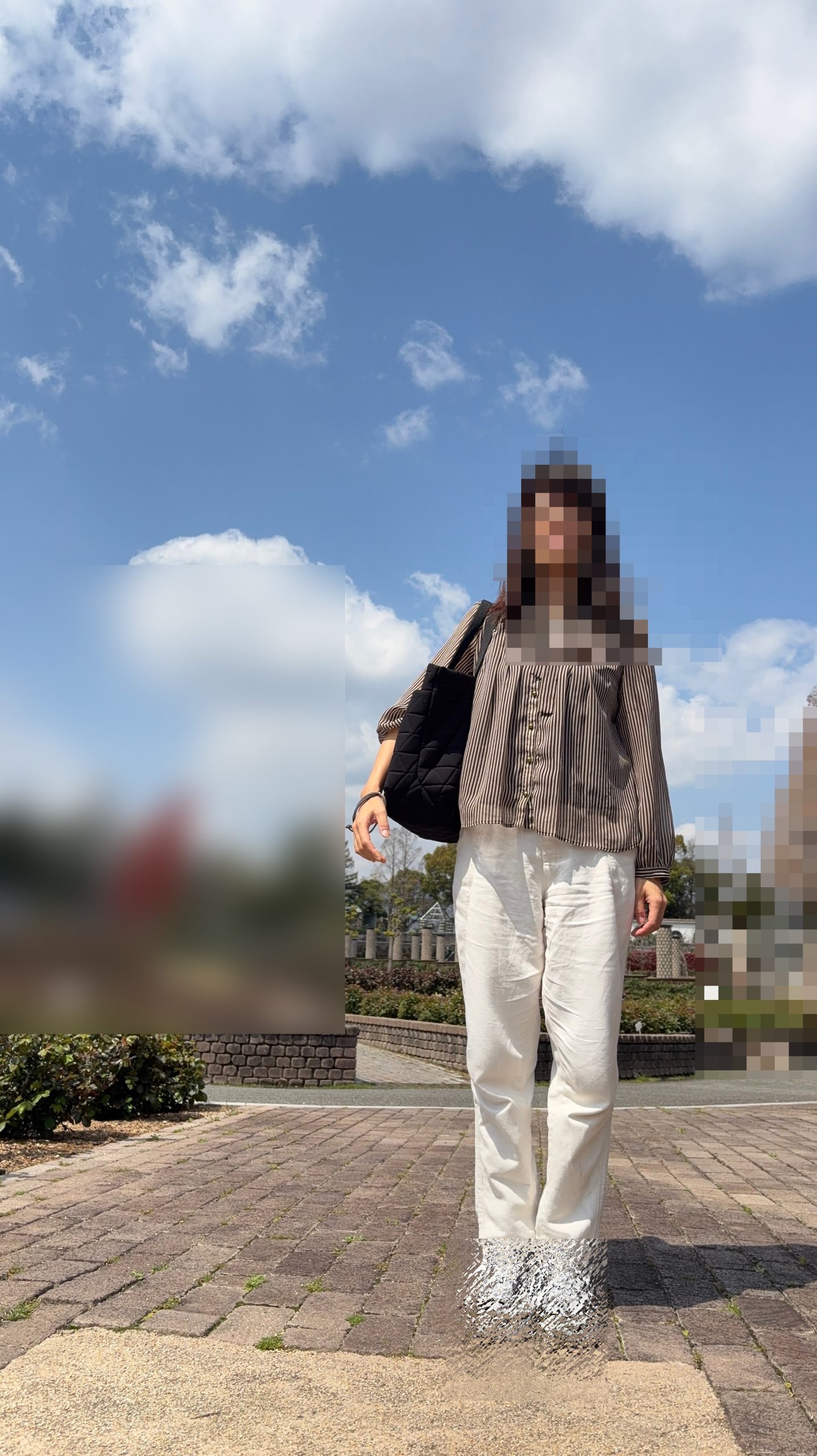 身長161cm女性のジオフェイストートコーデ。肩に持ってみたところを前面から見た