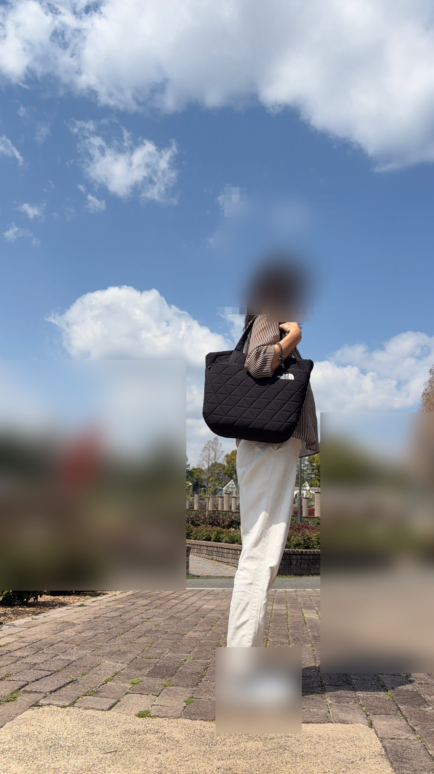 ジオフェイストートを身長161cm女性が肩に持ってみたところを側面から見た